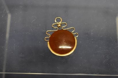 Pendentif or jaune et camée sur agathe.

Poids...