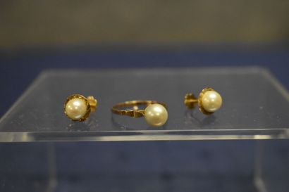 Bague et boucles d'oreilles or 750/°° et...