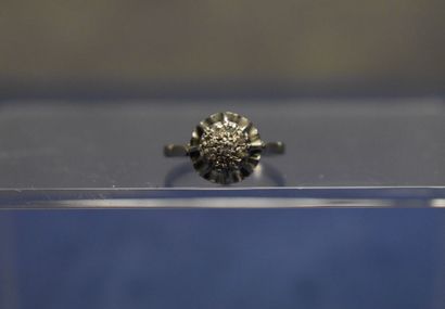 Bague or gris 750/°° et platine. Pavage diamant...