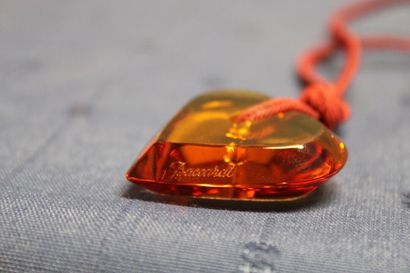 BACCARAT. Collier avec lien en tissu et pendentif...