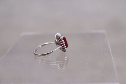 Bague or gris 750/°° entourage pierres de...