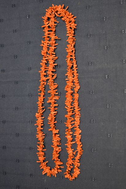 Collier sautoir en chute en corail. Longueur...