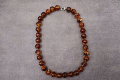 Collier en ambre. Longueur: 69cm, diamètre...