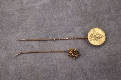 Une épingle en or Tonnel Paris, médaille...