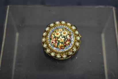 Broche en micro mosaïque à décor de fleurs....
