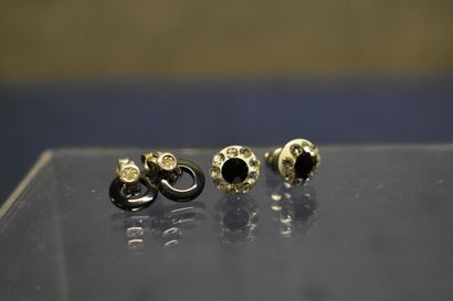 Deux paires de boucles d'oreilles : une paire...