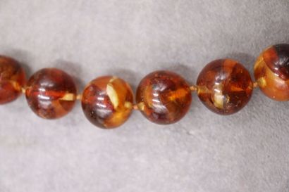 Collier en ambre. Longueur: 69cm, diamètre...