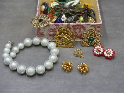 Réunion de bijoux fantaisie comprenant de...