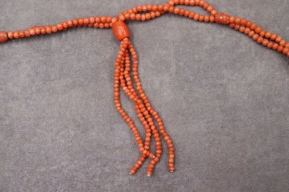 Sautoir en perles de corail à deux rangs...