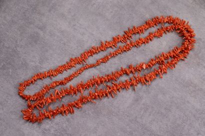 Collier sautoir en chute en corail. Longueur...