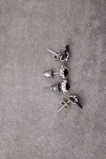 Deux paires de boucles d'oreilles : une paire...