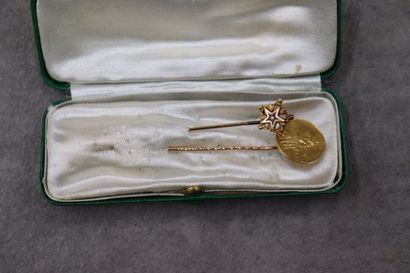 Une épingle en or Tonnel Paris, médaille...