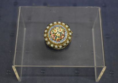 Broche en micro mosaïque à décor de fleurs....