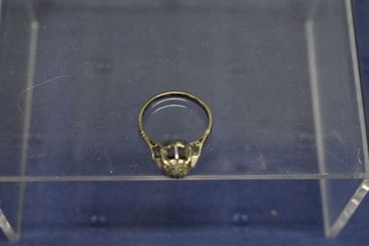 Bague or gris 750/°° et platine. Pavage diamant...
