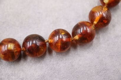 Collier en ambre. Longueur: 69cm, diamètre...