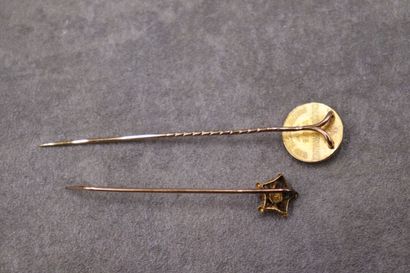 Une épingle en or Tonnel Paris, médaille...