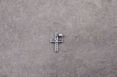 Pendentif croix or gris 750/°° 1.10 g, douze...
