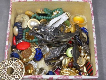 Réunion de bijoux fantaisie comprenant de...