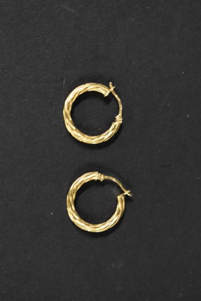 Paire de créoles en or jaune 750. Poids brut:...