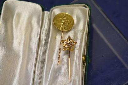 Une épingle en or Tonnel Paris, médaille...