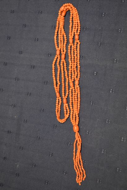 Sautoir en perles de corail à deux rangs...