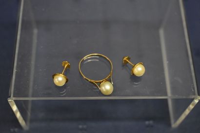 Bague et boucles d'oreilles or 750/°° et...