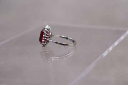 Bague or gris 750/°° entourage pierres de...