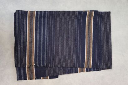 KENZO. Écharpe en laine rayée à fond bleu....