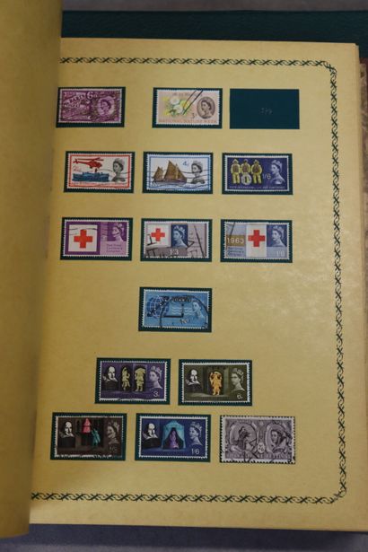 Réunion de douze classeurs de timbres étrangers...