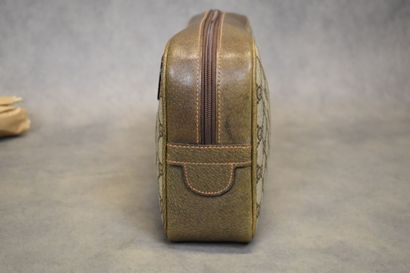 GUCCI. Trousse de toilette en toile enduite...