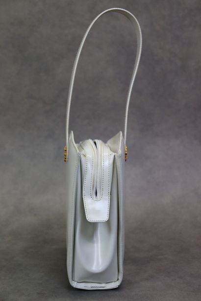 ESCADA. Sac à main en cuir blanc, bijouterie...
