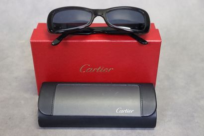 CARTIER. Lunettes de soleil noir avec étui,...