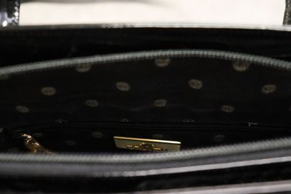 ESCADA. Sac à main en vinyle noir avec bijouterie...