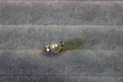 Bague en or jaune poinçon tête d'aigle, ornée...