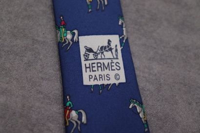 HERMES. Réunion de trois cravates en soie....