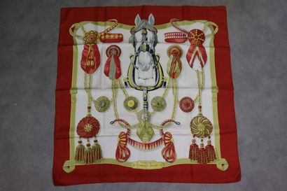 HERMES. Modèle Frontaux et cocardes, carré...