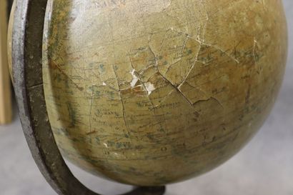J. LEBEQUE et Cie. Map monde sur pied en...