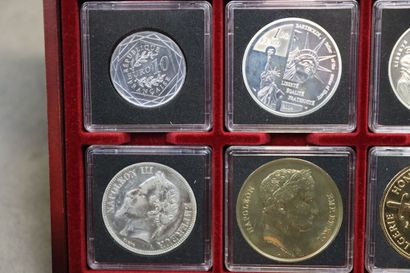 Un coffret comprenant 22 pièces France, francs...