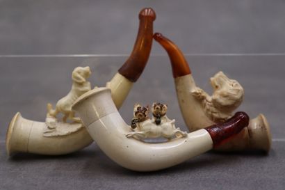 Réunion de trois pipes en écume de mer à...