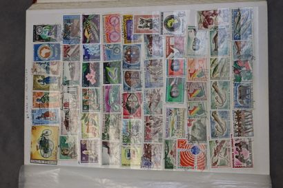 Réunion de 7 albums de timbres comprenant:...