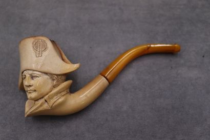 Une pipe en écume de mer avec son écrin (usure)....