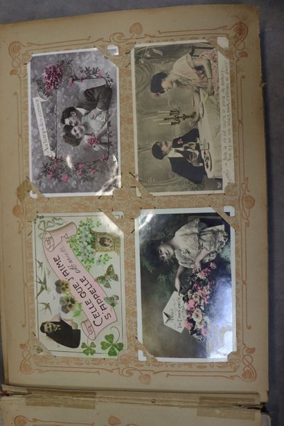 Un album de 250 cartes postales anciennes,...