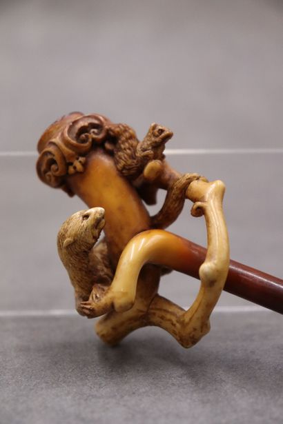 Réunion de deux pipes en écume de mer à décor...