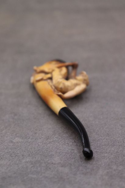 Réunion de d'une pipe et un foyer en écume...