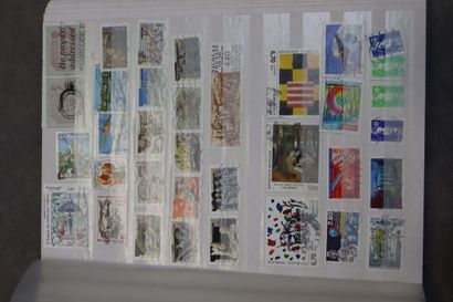 Réunion de 8 albums de timbres tous pays....