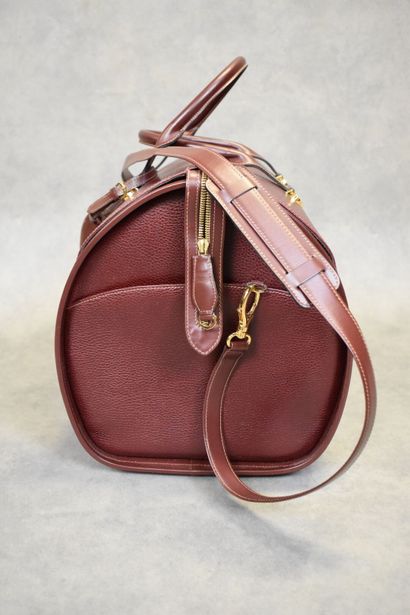CARTIER. Grand sac de voyage en cuir grainé...