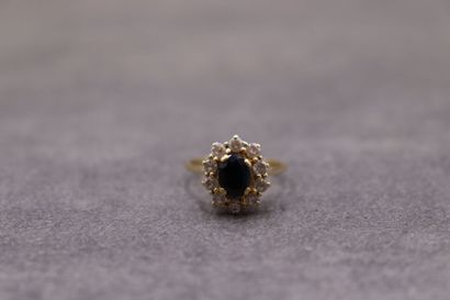 Une bague or jaune 750/°° entourage saphir....