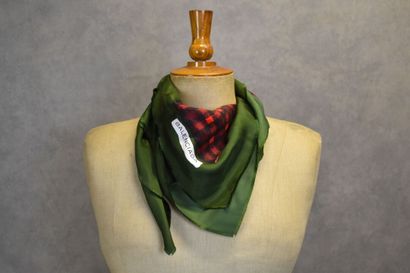 BALENCIAGA. Carré en soie motif tartan. Dimensions:...