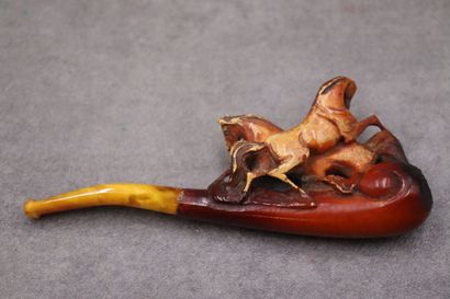 Réunion de deux pipes en écume de mer à décor...