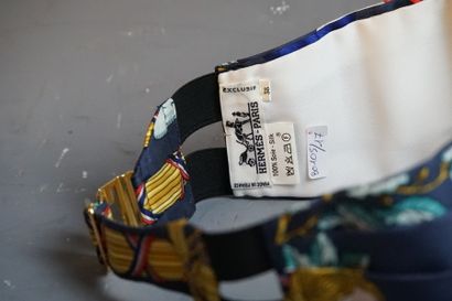 HERMES. Ceinture de smoking en soie imprimée...